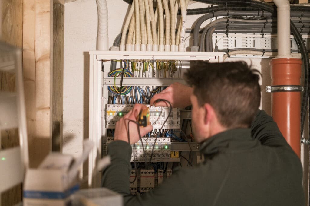 Mann jobber i et sikringsskap